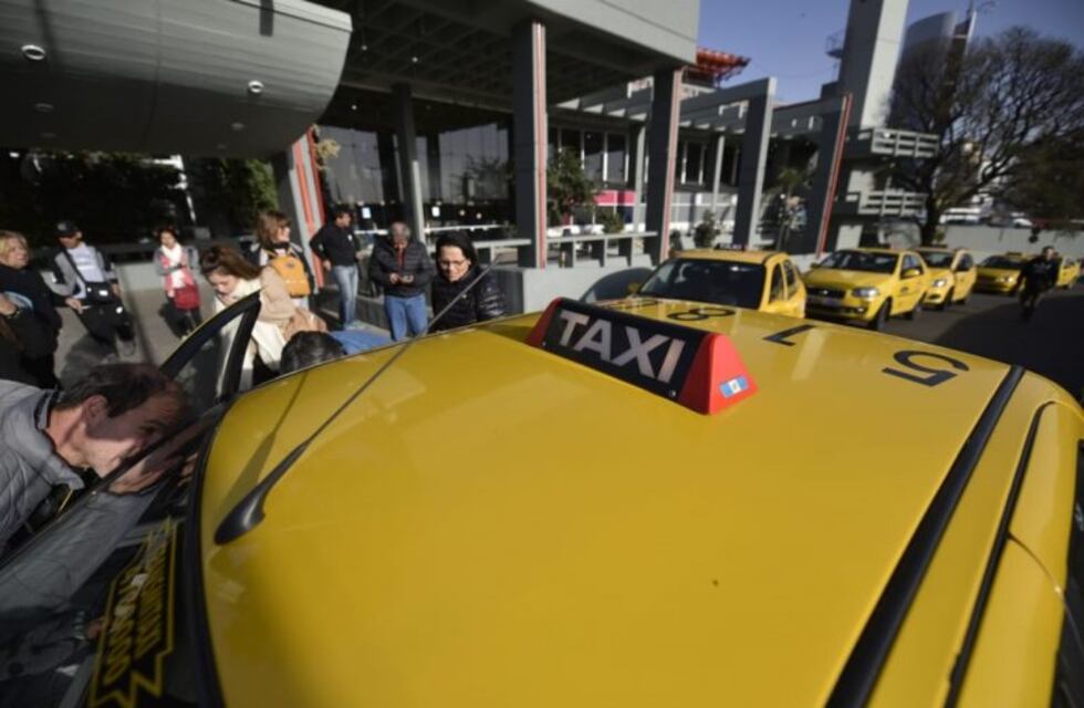 Un taxista cordobés devolvió 500 mil pesos a un pasajero que se los dejó en un maletín