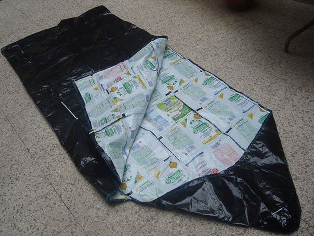 Usar sachets como guantes improvisados mejora la higiene y facilita la limpieza en tareas domésticas cotidianas.