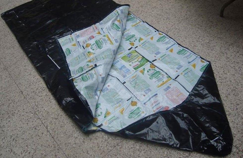 Mendocinos hacen bolsas de dormir para indigentes con sachets de leche