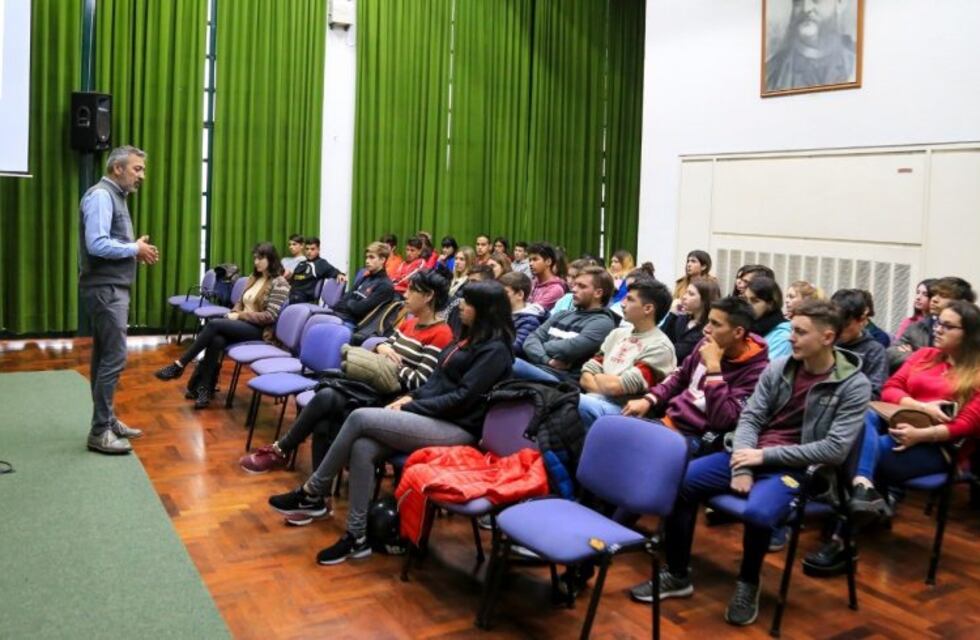 Entregarán cascos a chicos de 5to. año