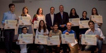 Mejor promedio entrega de premios de la anterior edición junto al exgobernador Hugo Passalacqua\u002E (Misiones Online)