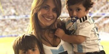 Antonela Roccuzzo asistió a La Bombonera en familia para alentar a Lionel Messi y compañía en el amistoso ante Haití\u002E