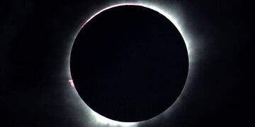 PAL01\u002E Ternate (Indonesia), 09/03/2016\u002E- (FILE) - A total solar eclipse is seen in Ternate, Maluku Islands, Indonesia, 09 March 2016\u002E (reissued 19 August 2017)\u002E A total solar eclipse plunged parts of the Indonesian archipelago into eerie day-time darkness in March 2016\u002E The upcoming solar eclipse in the USA on 21 August 2017 will last a maximum of 2 minutes 43 seconds and the thin path of totality will pass through portions of 14 US states, according to the National Aeronautics and Space Administration (NASA)\u002E (Estados Unidos) EFE/EPA/ANDRE ADRIAN