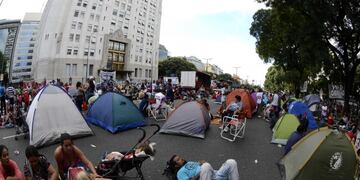 Acampe de organizaciones sociales sobre la avenida 9 de Julio en una jornada de protestas de organizaciones sociales frente al Ministerio de Desarrollo Social\u002E FOTO\u002EDYN/JAVIER BRUSCO\u002E