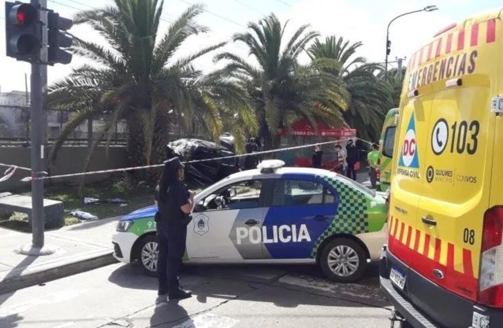 Bernal: un auto chocó contra un palmera y murieron cuatro jóvenes