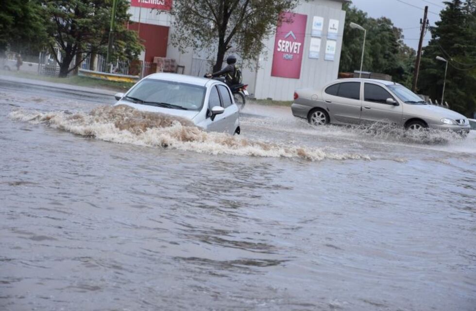 Por las lluvias se formó una laguna que impide el cruce de la ruta 147