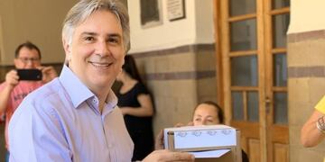 Martín Llaryora voto en la escuela Santo Tomás en Córdoba\u002E (Prensa Hacemos por Córdoba)