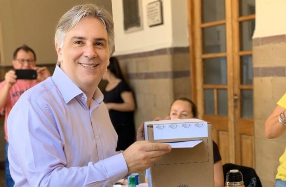 Emitió su voto el electo intendente de la ciudad de Córdoba, Martín Llaryora