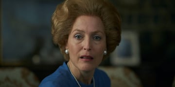 Gillian Anderson interpreta a Margaret Thatcher en The Crown (Netflix).