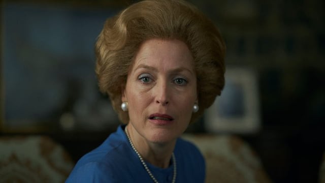 Gillian Anderson interpreta a Margaret Thatcher en The Crown (Netflix).