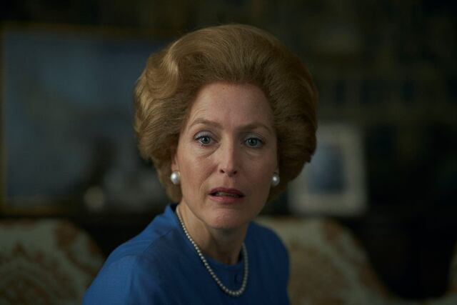 Gillian Anderson interpreta a Margaret Thatcher en The Crown (Netflix).