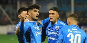 Balboa se lleva las felicitaciones de todos, hasta de un Suárez que después anotaría un golazo\u002E