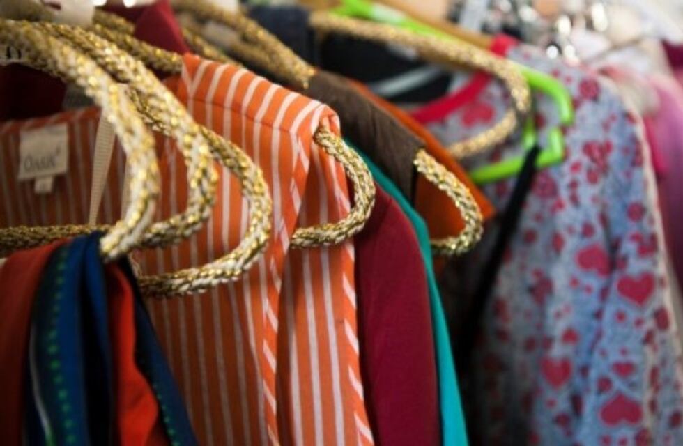 Alta Gracia: Feria de ropa en el Instituto Padre Viera