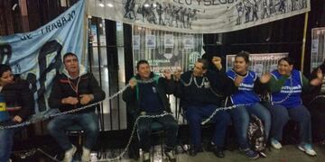 Trabajadores encadenados.