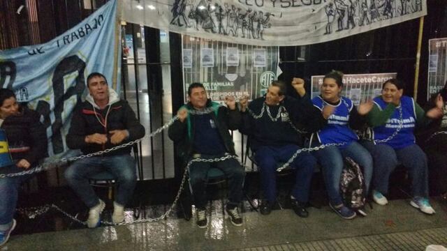 Trabajadores encadenados.