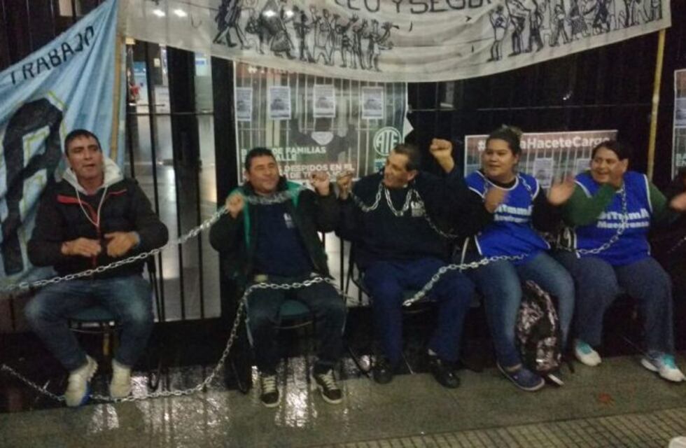 Se encadenaron en la puerta del ministerio de Trabajo para reclamar por los despidos