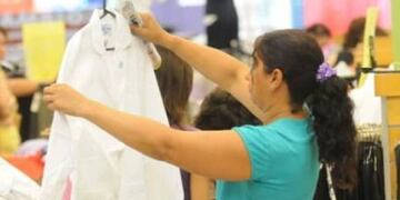 Feria de economía popular con temática escolar (Imagen ilustrativa)