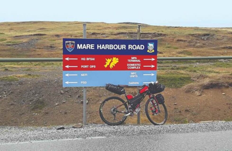 Un neuquino recorre las Islas Malvinas en una bicicleta hecha de bambú