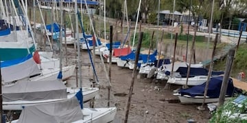Las caletas de los clubes náuticos de la zona norte están totalmente sin agua y las embarcaciones en el barro\u002E (Vía Rosario)