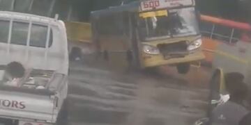 Un micro de transporte público quedó enterrado en un cráter en medio de la calle en Guaymallén\u002E