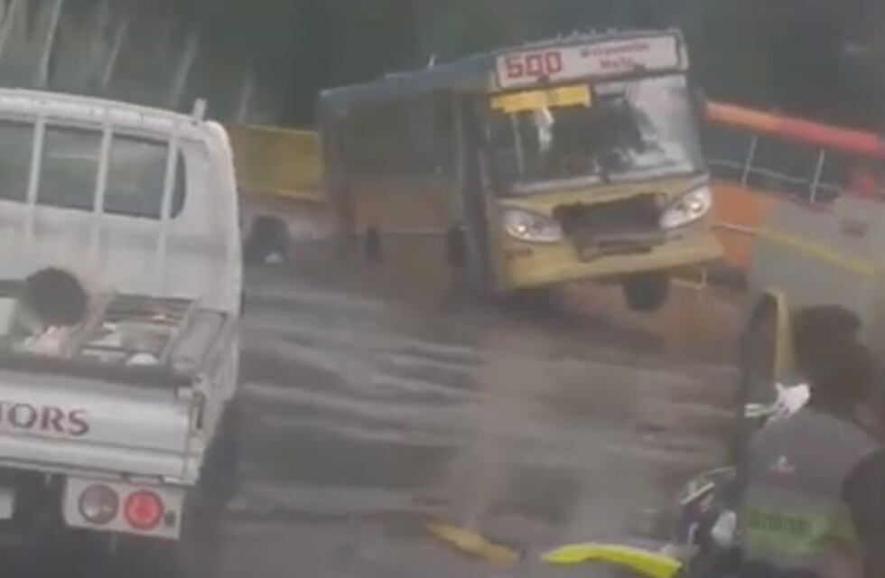 Un ómnibus de trasporte público quedó enterrado en un cráter en plena calle