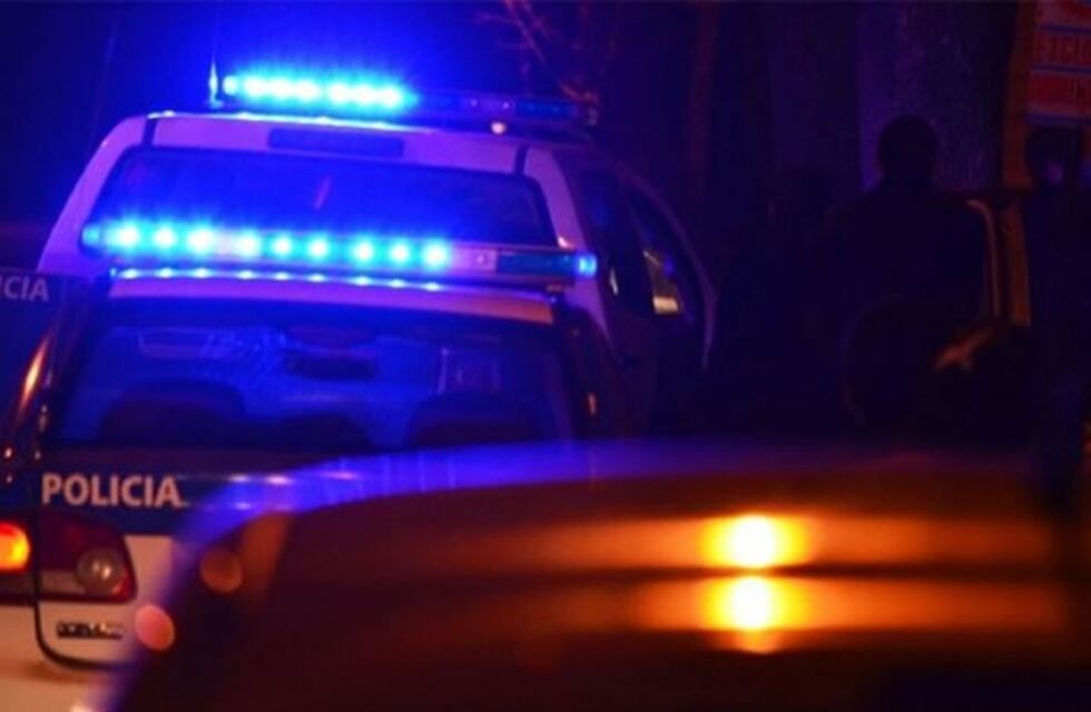 Empresario encerró a sus hijos en la camioneta y se fue al boliche