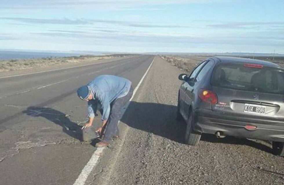 En su tiempo libre, un enfermero tapa baches en la ruta para prevenir accidentes