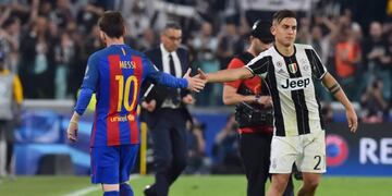 Juventus' forward from Argentina Paulo Dybala (R) shakes hands with Barcelona's Argentinian forward Lionel Messi at the end of the UEFA Champions League quarter final first leg football match Juventus vs Barcelona, on April 11, 2017 at the Juventus stadium in Turin\u002E Juventus won 3-0\u002E / AFP PHOTO / GIUSEPPE CACACE turin italia Paulo Dybala lionel messi campeonato torneo champions league copa liga campeones uefa europea futbol futbolistas partido juventus barcelona