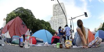 Acamparán en supermercados de 14 provincias del país por la crisis económica\u002E