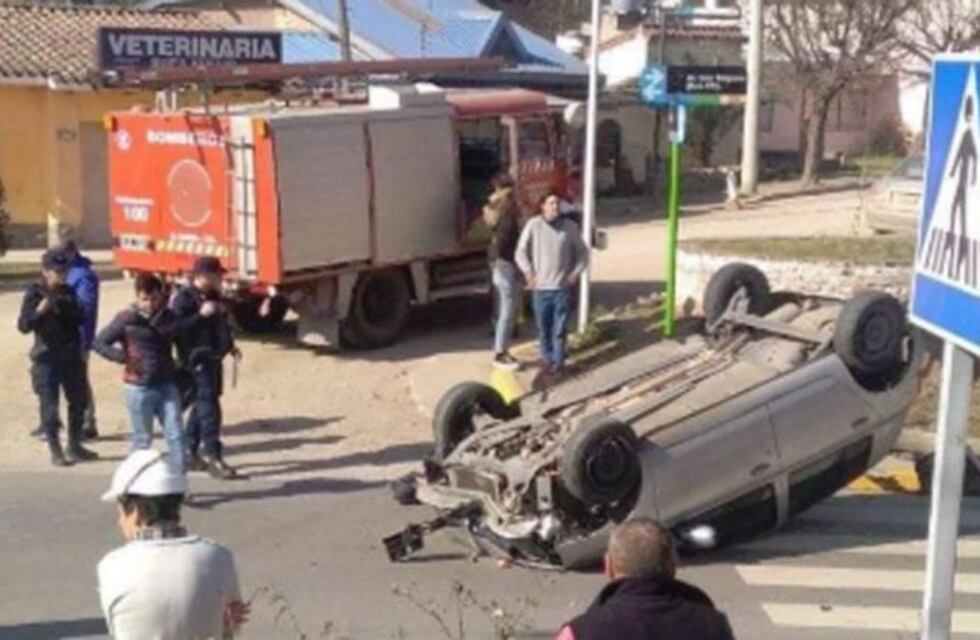 Una mujer resultó herida por un vuelco en la ruta E53