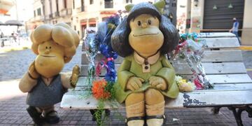 Flores a Mafalda en San telmo (Foto: Clarín)