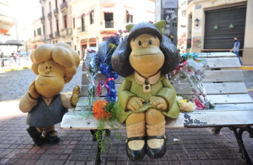 San Telmo: la escultura de Mafalda recibe flores para Quino, su creador