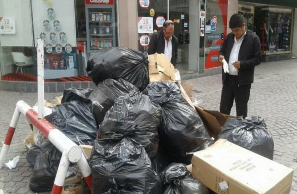 Multaron a diez comercios por sacar basura durante el paro nacional y el Día del Trabajador