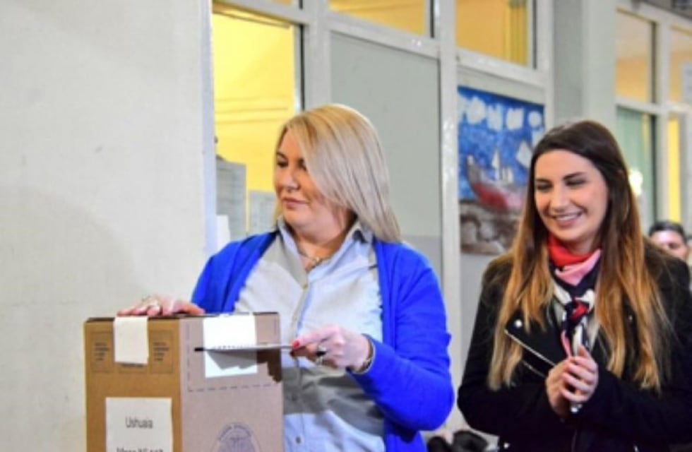 Elecciones en Tierra del Fuego: emitió su voto Rosana Bertone