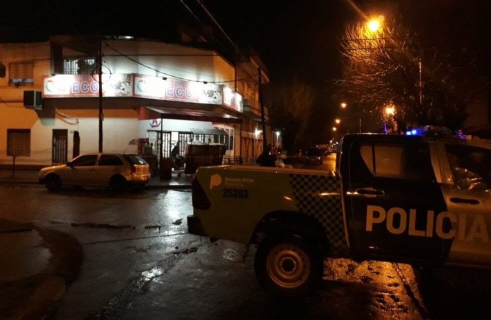 Caseros: Un ladrón quiso robar un supermercado y murió en un tiroteo con un policía