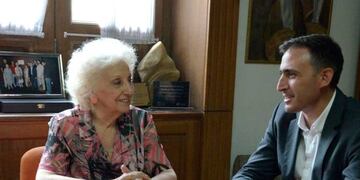 Abuelas de Plaza de Mayo firmó un convenio con el gobierno de la Provincia para digitalizar actas de nacimiento\u002E (Prensa Provincia)