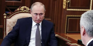 TOPSHOT - Russia's President Vladimir Putin is pictured during his meeting with Moscow's Mayor Sergei Sobyanin in Moscow on April 14, 2018\u002E \nRussia's defence ministry said on April 14 the Western strikes claimed no victims among Syrian civilians or military\u002E / AFP PHOTO / Mikhail KLIMENTIEV