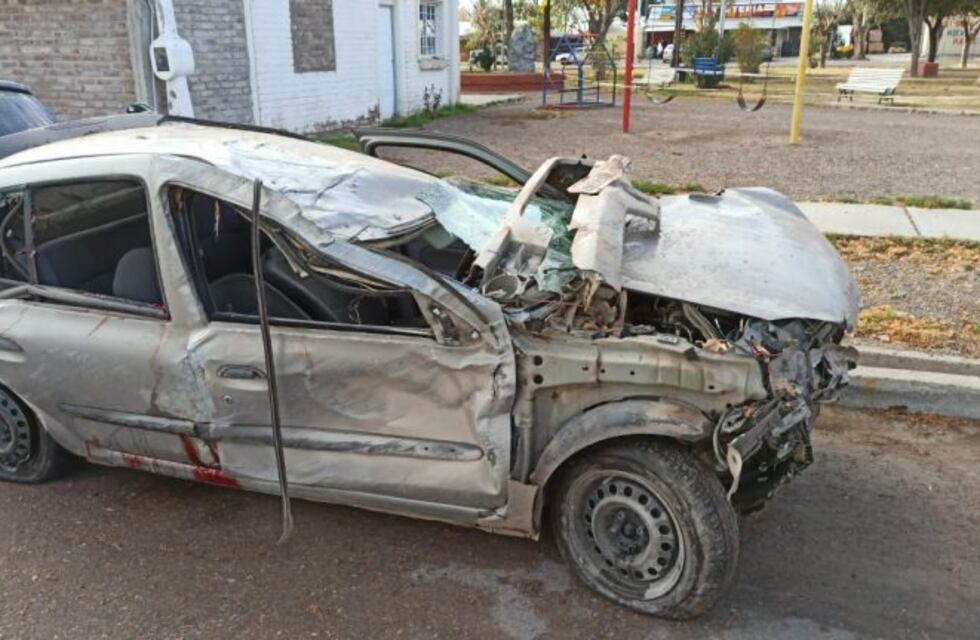 Maipú: dos personas fallecieron en un accidente tras chocar contra un árbol