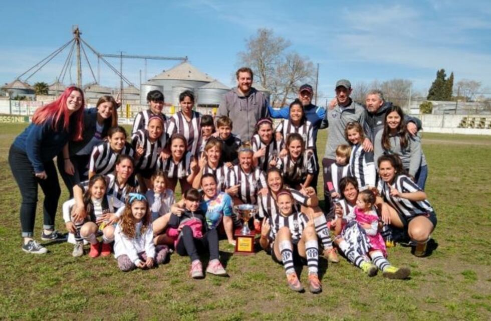 Homenaje al fútbol femenino: reconocerán a las jugadoras de Piazza y Alumni
