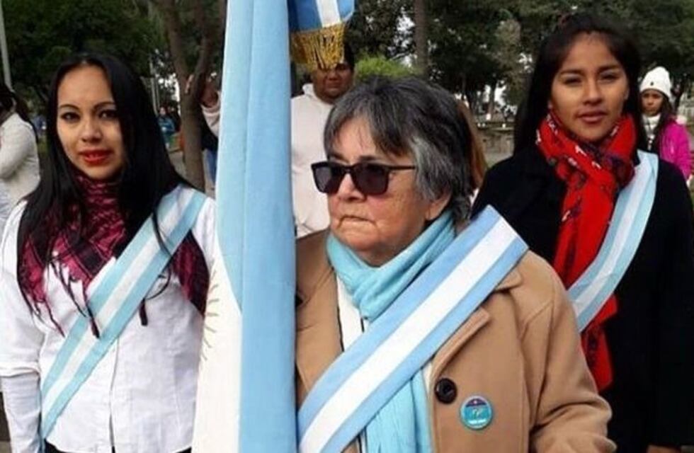 Conocé a la abuelita de 80 años que terminó la primaria como abanderada