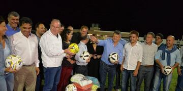 El gobernador, junto a autoridades locales, en La Verde\u002E (Prensa Gobierno)