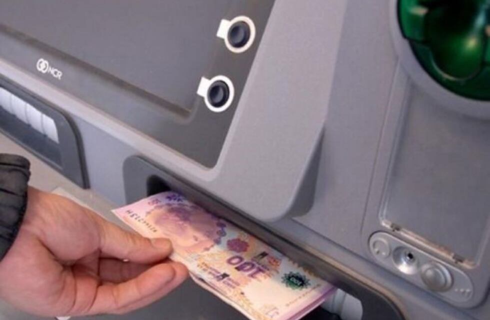 El gobierno salteño recortó sueldos de empleados públicos para ayudar al sector privado