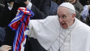 El Papa sabe de memoria la formación del San Lorenzo de 1946\u002E Foto: AP\u002E