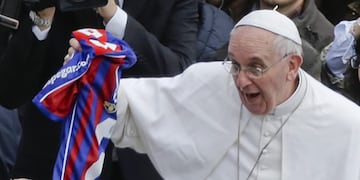 El Papa sabe de memoria la formación del San Lorenzo de 1946\u002E Foto: AP\u002E