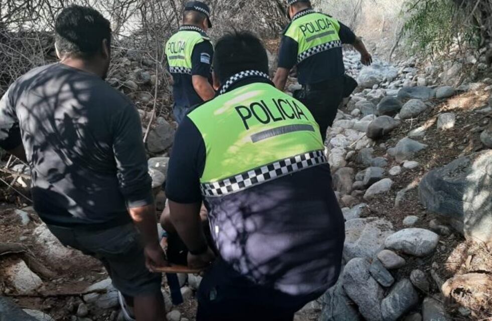 Policías trasladaron a pie por más de un kilómetro a una mujer que había dado a luz en su casa