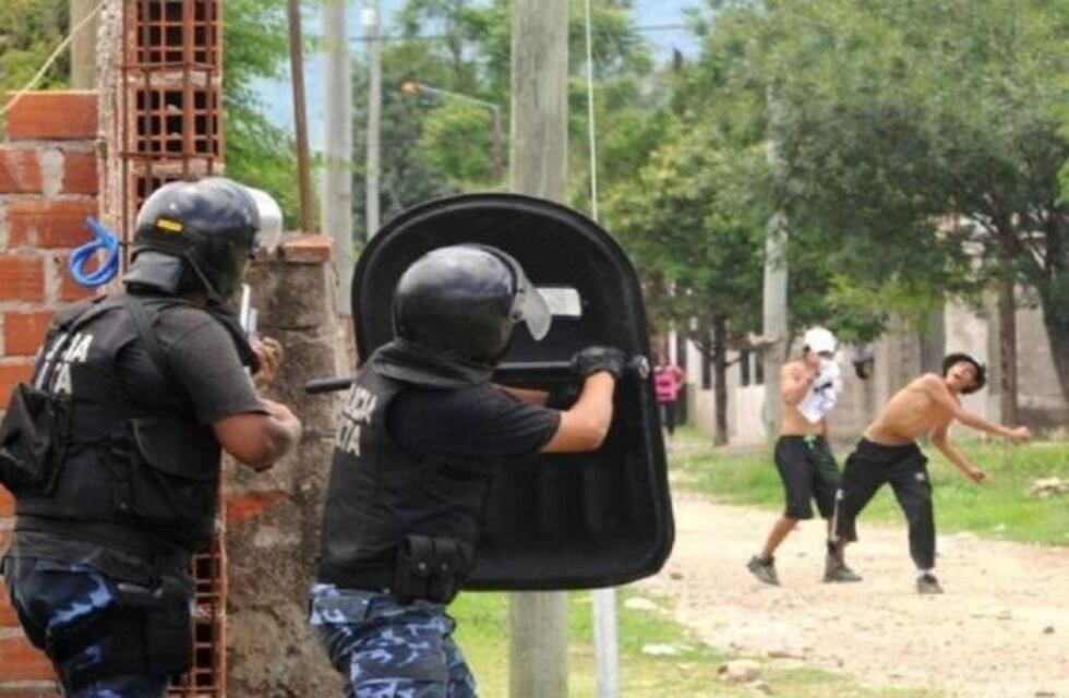 En año nuevo vecinos de dos barrios de enfrentaron entre ellos y luego con la policía