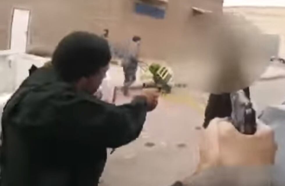 El momento exacto en que detienen al líder de una banda que vendía armas por Facebook