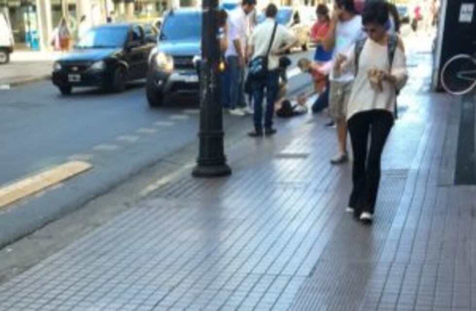 Camioneta se subió a la bicisenda y atropelló a una ciclista en el centro