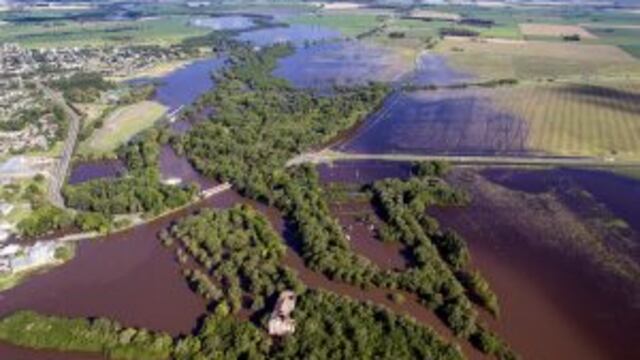DYN36, BUENOS AIRES 26/12/2016, Mu00c1S DE 400 PERSONAS FUERON EVACUADAS EN LAS u00daLTIMAS HORAS A RAu00cdZ DE LAS INUNDACIONES QUE ANEGARON BARRIOS DE LAS CIUDADES DE PERGAMINO Y ARRECIFES, DONDE POR EL REGISTRO DE INTENSAS LLUVIAS HUBO DESBORDES EN LOS ARROYOS Y R