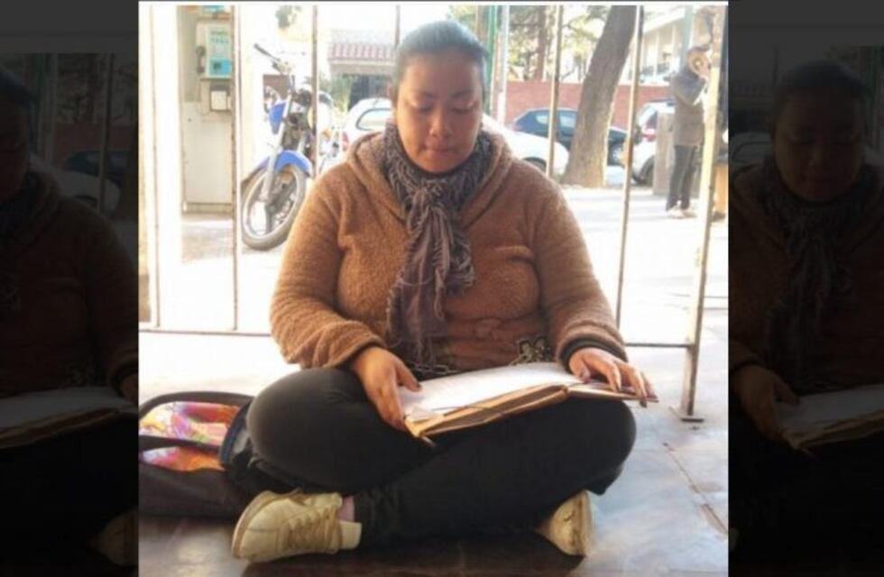 Una mujer se encadenó a la puerta del IPV en Salta